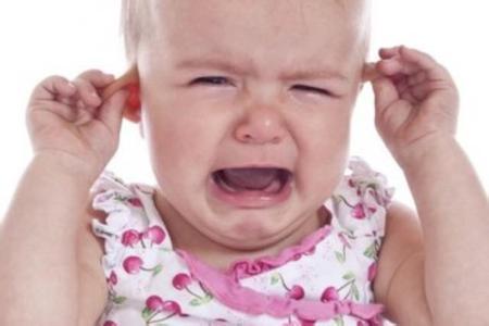 宝宝感冒发烧耳朵疼 孩子发烧耳朵疼老抓耳朵，警惕中耳炎！