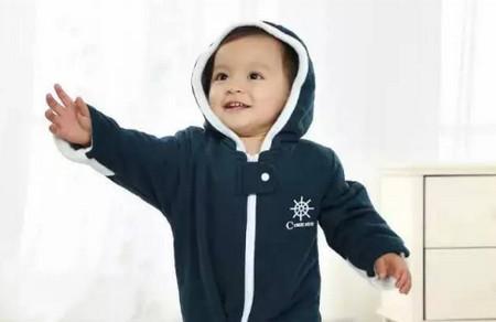 小孩子模仿能力强，父母要注意自己的言行举止