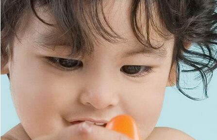 小孩化妆危害多，化妆品要慎用！