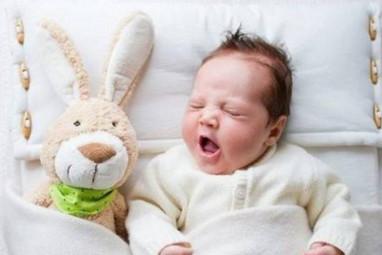 夏天来了，宝宝一睡觉就满头大汗，很有可能是这里出了问题！