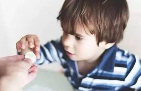 当孩子伸手要钱时，父母的第一句话决定他的未来！