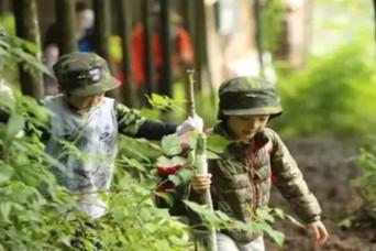 聪明的家长鼓励孩子去冒险