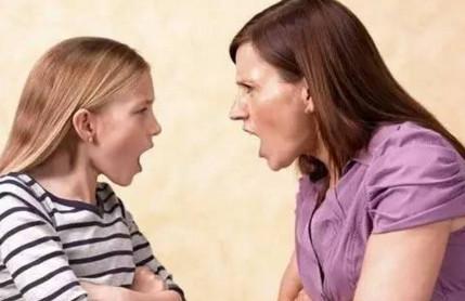 女孩当众辱骂妈妈，得知真相后所有人都同情这女孩！