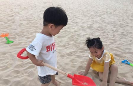 孩子“抢”玩具趣事。老爸是你的后盾。