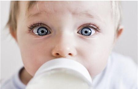 关于奶粉这些问题你都知道吗 教你奶粉到底要怎么给宝宝选喂