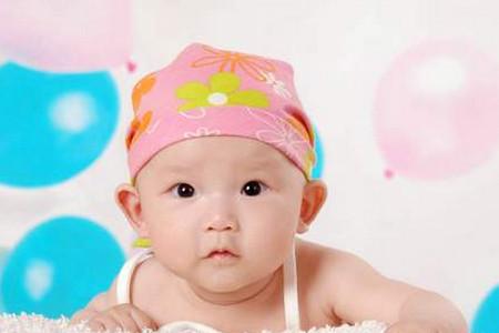 宝宝头总往一侧偏，是斜颈吗？花钱做按摩有必要吗？