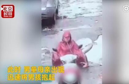 孕妇骑摩托碾儿童 竟是驾驶无号牌照摩托车头也不回地碾过