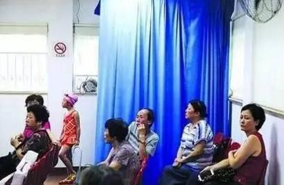 “小孩”可以进异性更衣室吗？昨天这位妈妈带儿子进游泳馆女更衣室，结果……