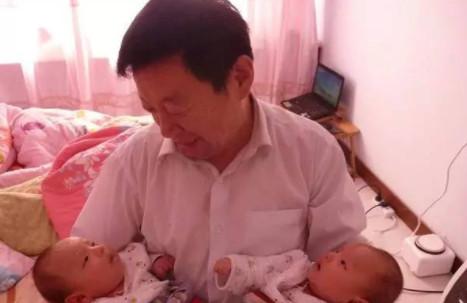 辛苦生下双胞胎儿子，产妇不喜反怒，强烈要求把孩子塞回去