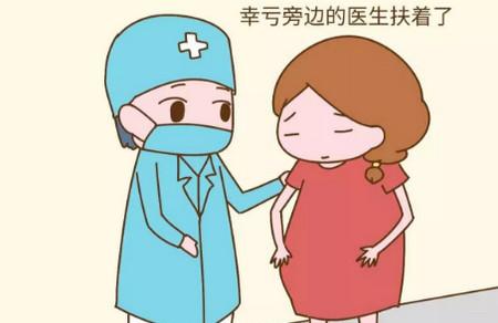 产检时孕妈遭人嘲笑，医生都看不下去，孩他爸敢不敢站出来？