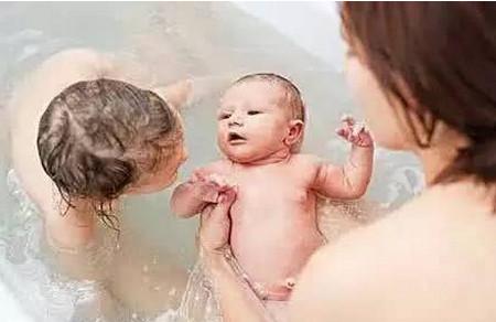 宝宝刚出生时要做什么？新手爸妈必看
