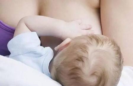 母乳真的会引起宝宝湿疹吗？母乳喂养期间宝宝湿疹了怎么办？