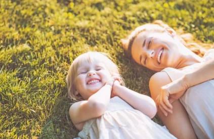 会和孩子撒娇的妈妈，是家的稀缺品