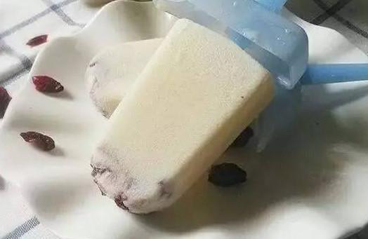 蔓越莓玫瑰牛奶冰棒