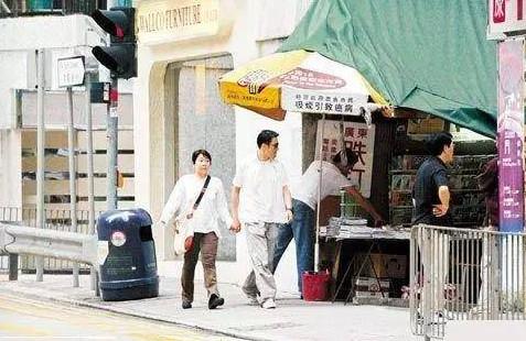看完梁家辉对老婆的好，才知道男人之间的差距有多大！