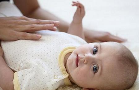 新生儿便秘3天跟妈妈的喂养方式有关吗？母乳喂养与配方奶喂养都需要注意什么？