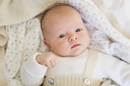 宝宝总吃一边的奶，结果脸越来越歪，还能矫正过来吗？