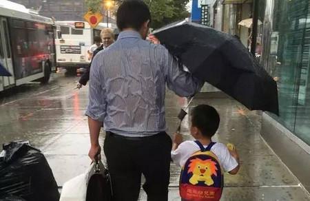 实力“坑娃”！妈妈打着伞，让孩子淋着！网友表示：干得好！