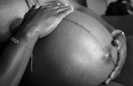 怀孕34周，检查发现子宫是空的！胎宝却很健康！