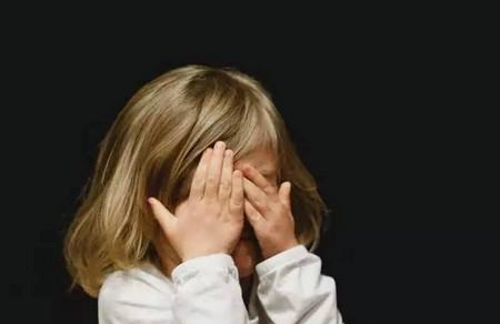 孩子在街头又哭又闹发脾气，你会觉得没面子而跟孩子妥协吗?