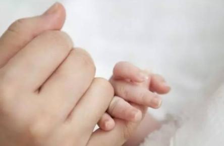 产房中，你为了宝宝努力，那你知道宝宝在干嘛吗？看后感动