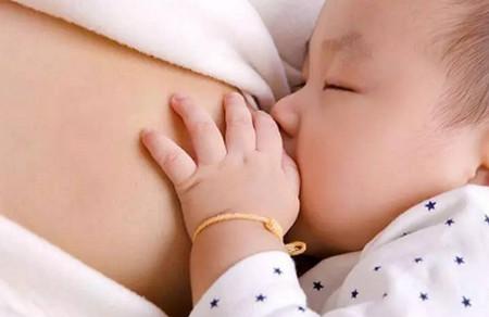 孩子吃奶时有多用劲？这些妈妈的回答让人看着都疼