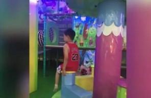 小男孩给爸爸公司写请假条，“拼音双语"走红网络