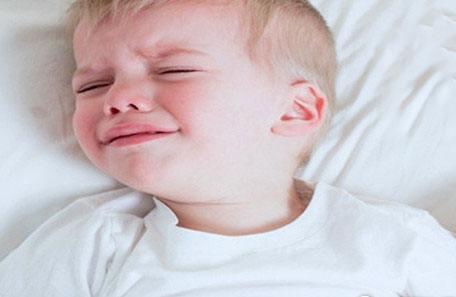 宝宝发烧睡着了要叫醒吃药吗 孩子睡着后发烧需要弄起来吃药吗