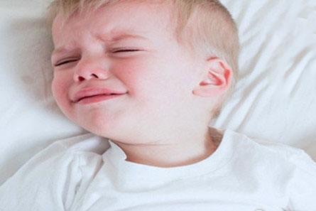 宝宝发烧睡着了要叫醒吃药吗 孩子睡着后发烧需要弄起来吃药吗