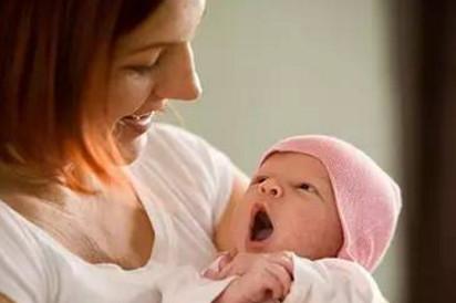 一岁多的宝宝不会嚼东西？不会模仿的宝宝要怎么办？