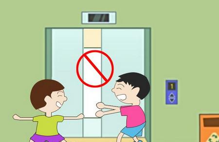 电梯门一开，女孩小手被死死夹住…这个意外经常发生！