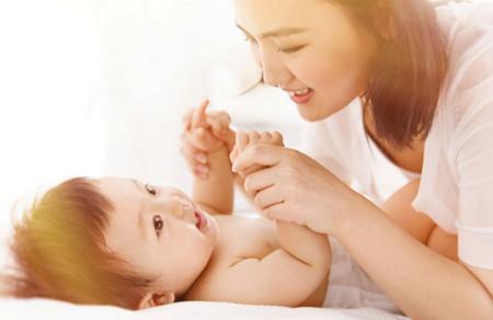 陪宝宝睡觉容易吗，当妈总会遭遇的尴尬事