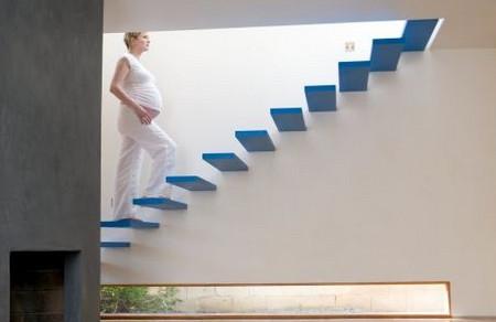 孕妇爬楼梯有助于顺产？爬楼梯对顺产有帮助吗？