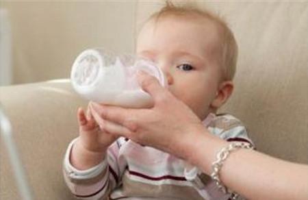 宝宝从母乳转到奶粉之后，一直频繁吐奶，这是为何？