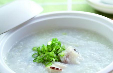 石斑鱼粥：可以帮助孕妈补充蛋白质，并且产后还能瘦身