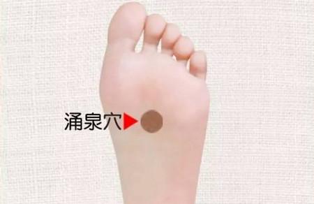 治疗宝宝感冒小秘方，不打折不吃药，生姜末敷脚底就可以啦