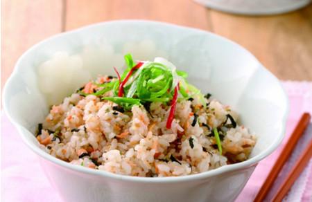 孕期补血食谱：香蒜鲑鱼蒸饭