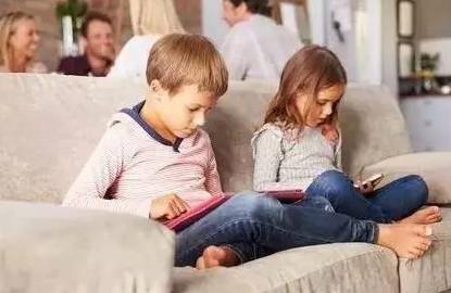 孩子爱玩手机，沉迷游戏怎么办？家长可以这样做