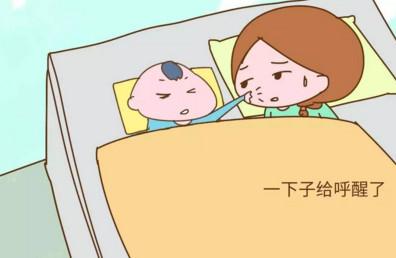 睡觉时宝宝是这样欺负宝妈的，你中招了没？
