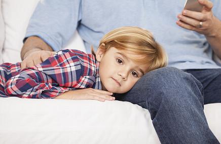 “低头族”父母对孩子影响有多大？