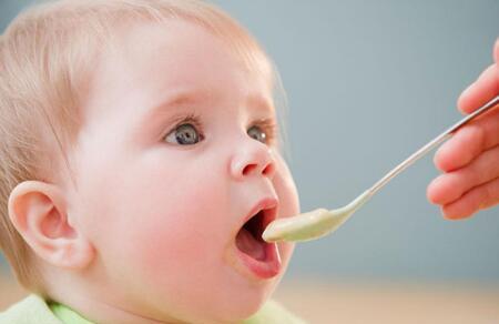 宝宝爱含饭是什么原因 为什么孩子老含一口饭在嘴里不吞