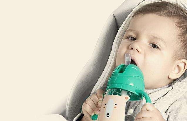 宝宝多大可以用学饮杯喝水 学饮杯适合多大的宝宝