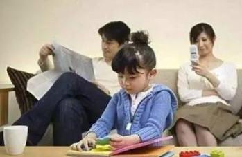 爸爸妈妈，可不可以放下手机陪陪我？