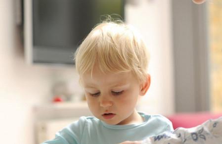 玩手机真的危害太多，怎么样让宝宝远离手机？