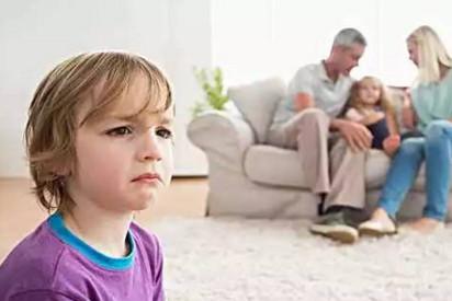 面对孩子的嫉妒心理，家长应该怎么做？