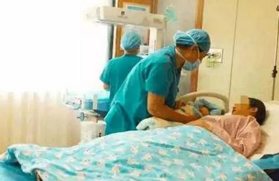 孕妈顺产了3个钟头, 结果第一个出来的却是......