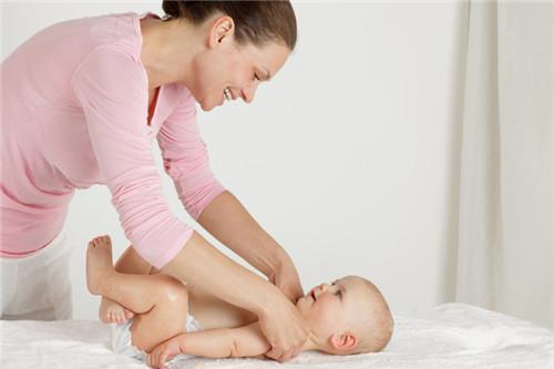 新生儿按摩有什么好处 给小宝宝按摩好处多多妈妈快来学