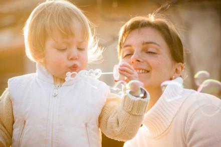 小孩发烧怎样物理降温？用冷毛巾还是热毛巾？