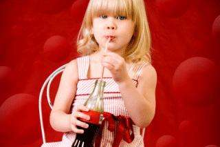 宝宝喝可乐有什么影响 小孩过量喝可乐原来危害这么大