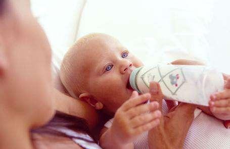 早产儿奶粉要喝多久 早产儿奶粉要吃多久才能转奶